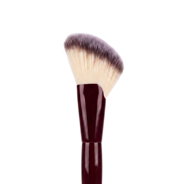 Boozyshop Flawless Angled Powder Brush, Nahaufnahme des schrägen Pinselkopfs vor weißem Hintergrund