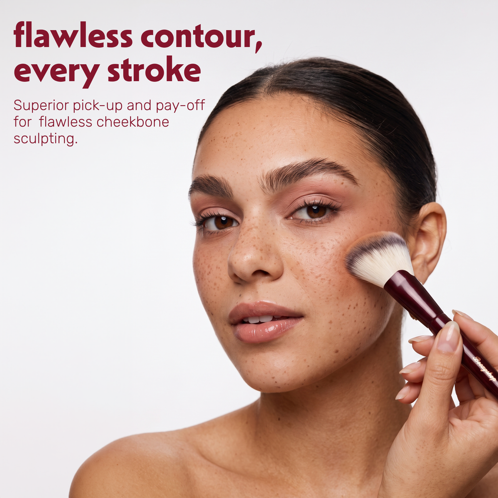 Model trägt mit dem Boozyshop Flawless Angled Powder Brush Puder im Gesicht auf