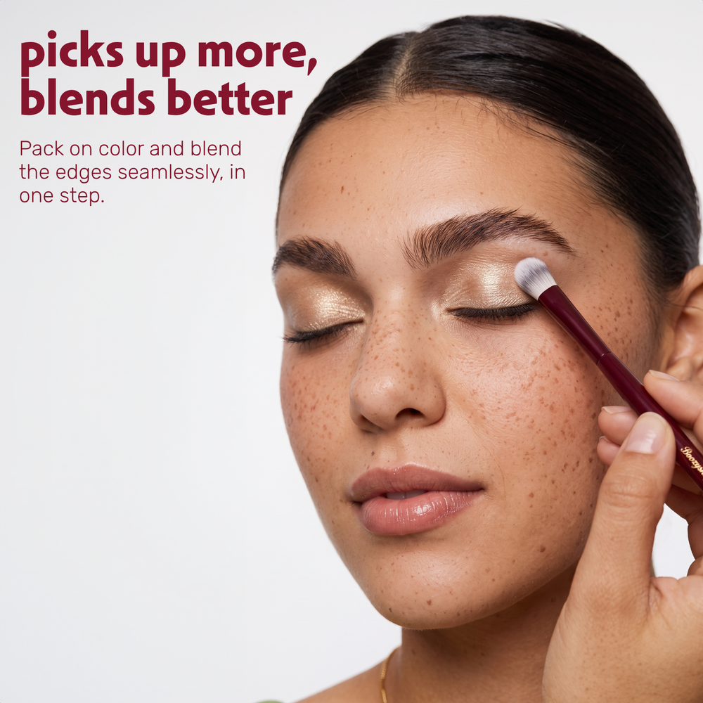 Model verblendet mit dem Boozyshop Flawless Blending Shader Brush Lidschatten auf dem Lid
