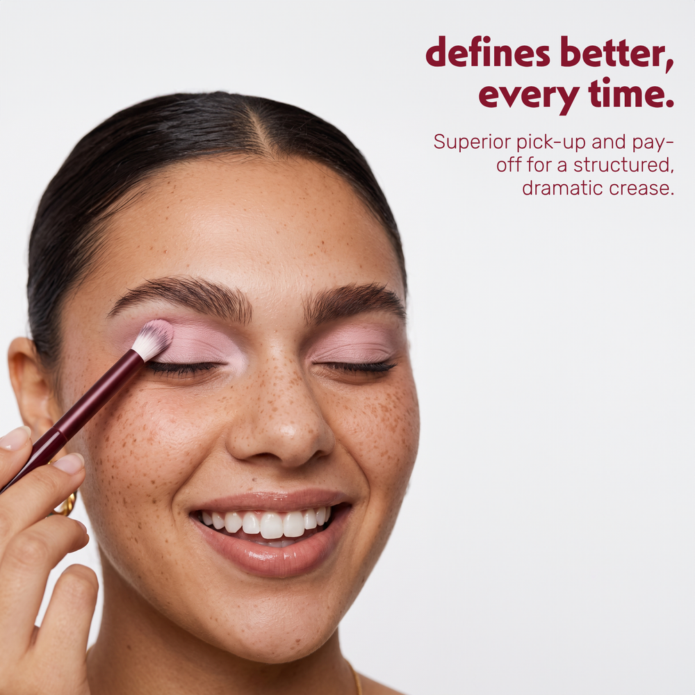 Model trägt mit dem Boozyshop Flawless Defined Crease Brush Lidschatten in der Lidfalte auf