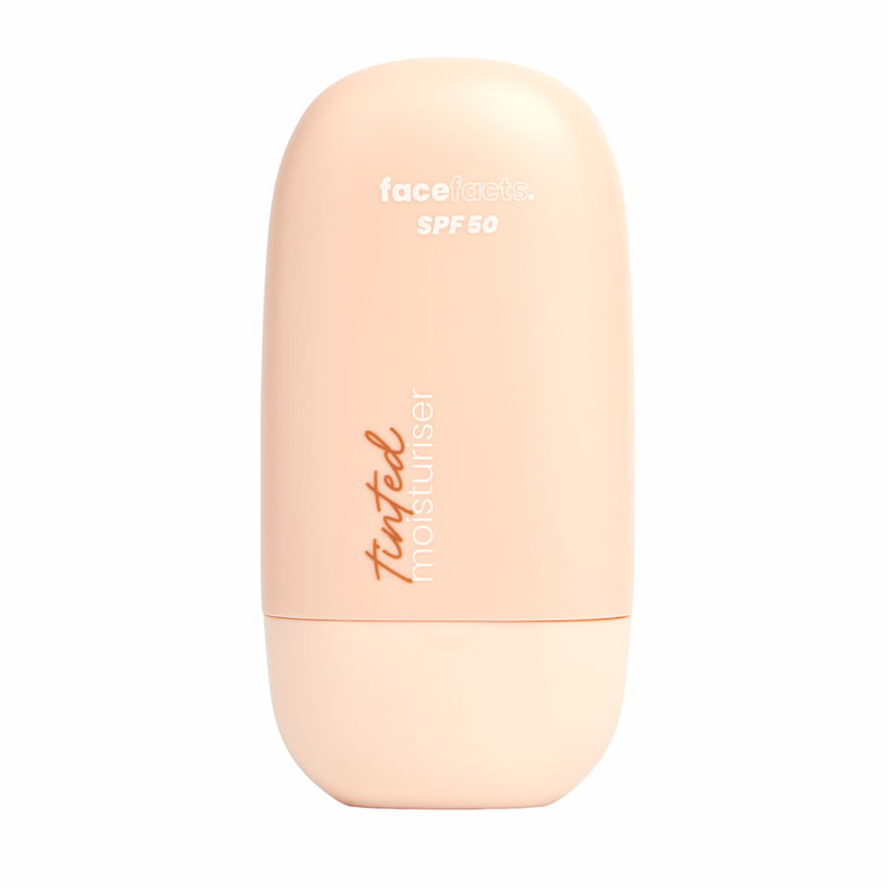 Face Facts SPF 50 Tinted Moisturiser Light, getinte dagcrème met SPF 50, op model