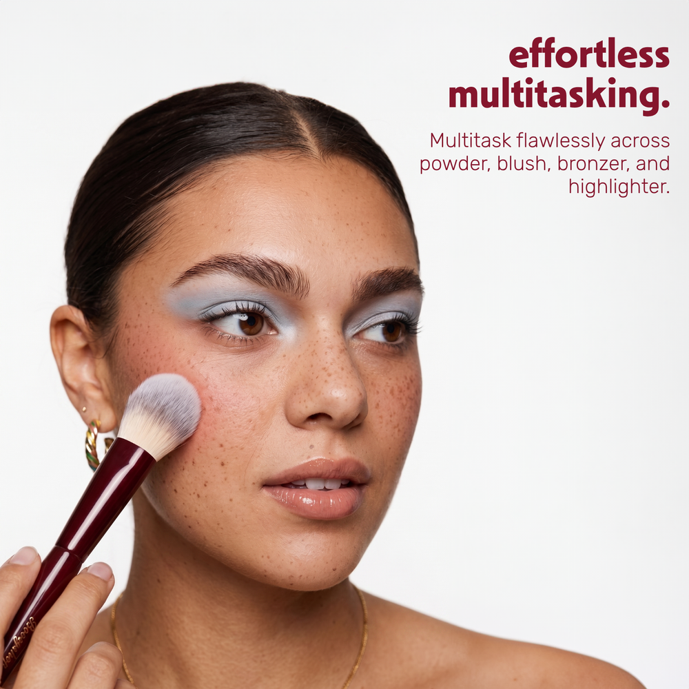 Model trägt mit dem Boozyshop Flawless Multi Face Brush Make-up im Gesicht auf