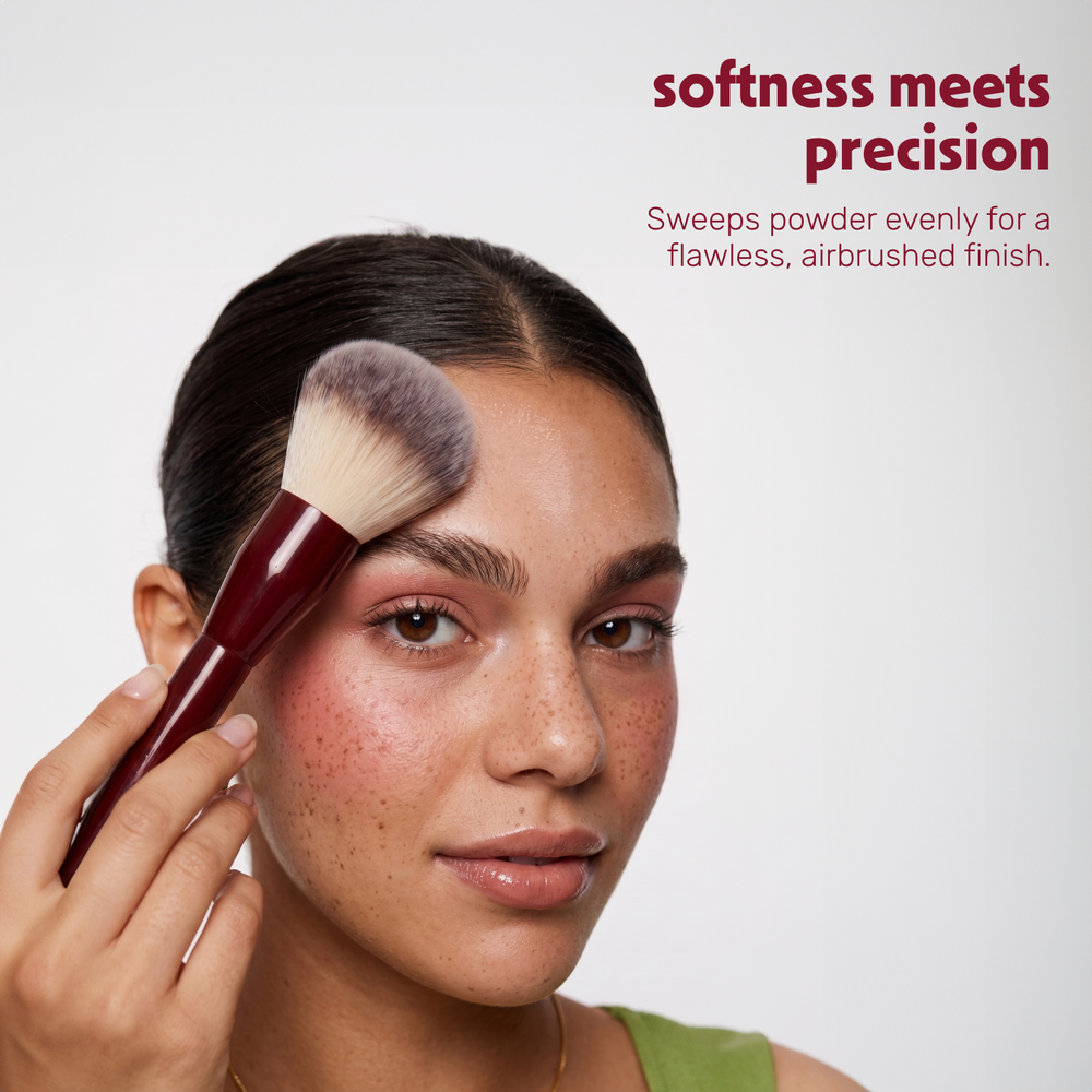 Model trägt mit dem Boozyshop Flawless Powder Brush Puder im Gesicht auf