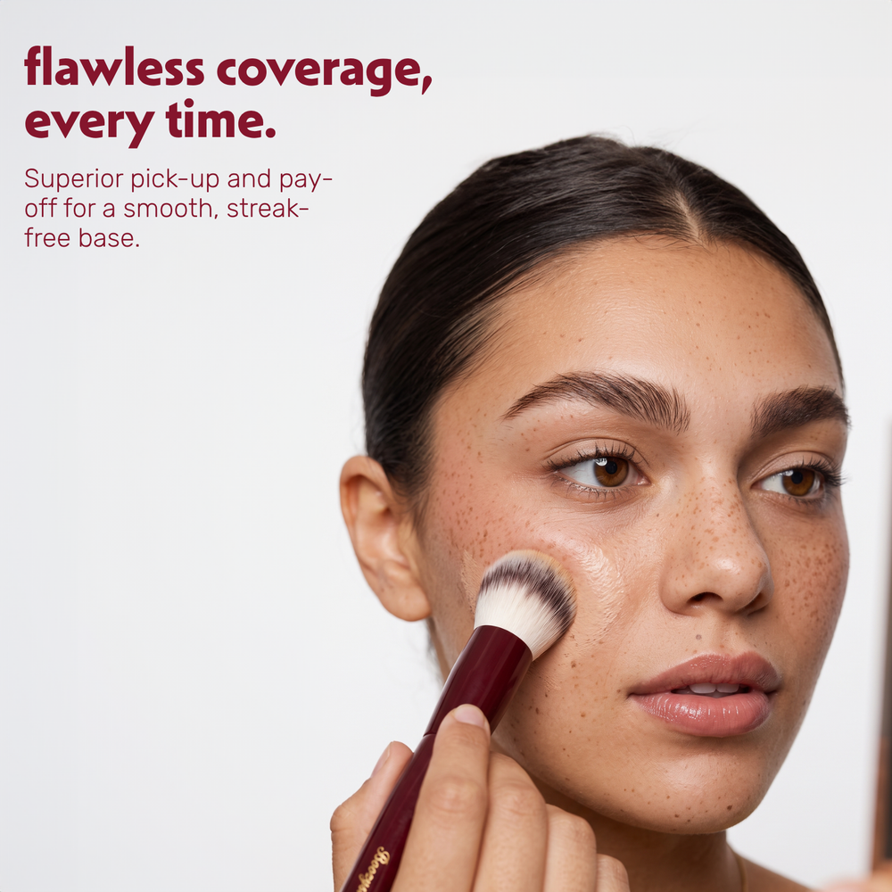 Model trägt mit dem Boozyshop Flawless Round Foundation Brush Foundation im Gesicht auf