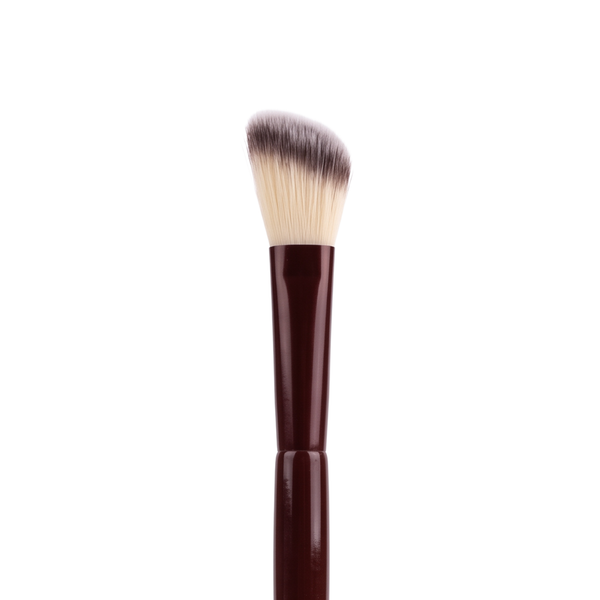 Boozyshop Flawless Small Angle Face Brush, Nahaufnahme des schrägen Pinselkopfs vor weißem Hintergrund
