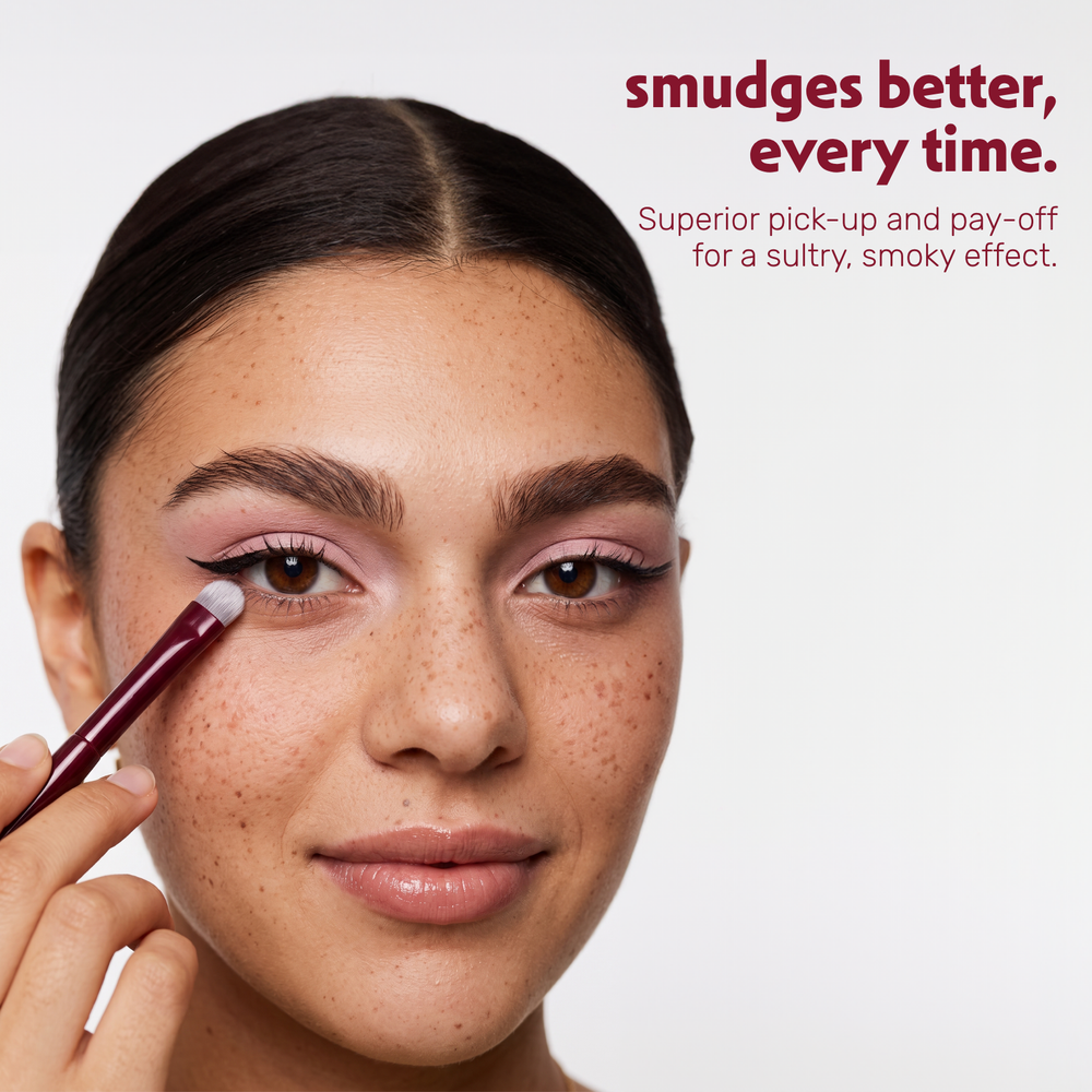 Model verwischt mit dem Boozyshop Flawless Smudge Brush Lidschatten entlang des Wimpernkranzes