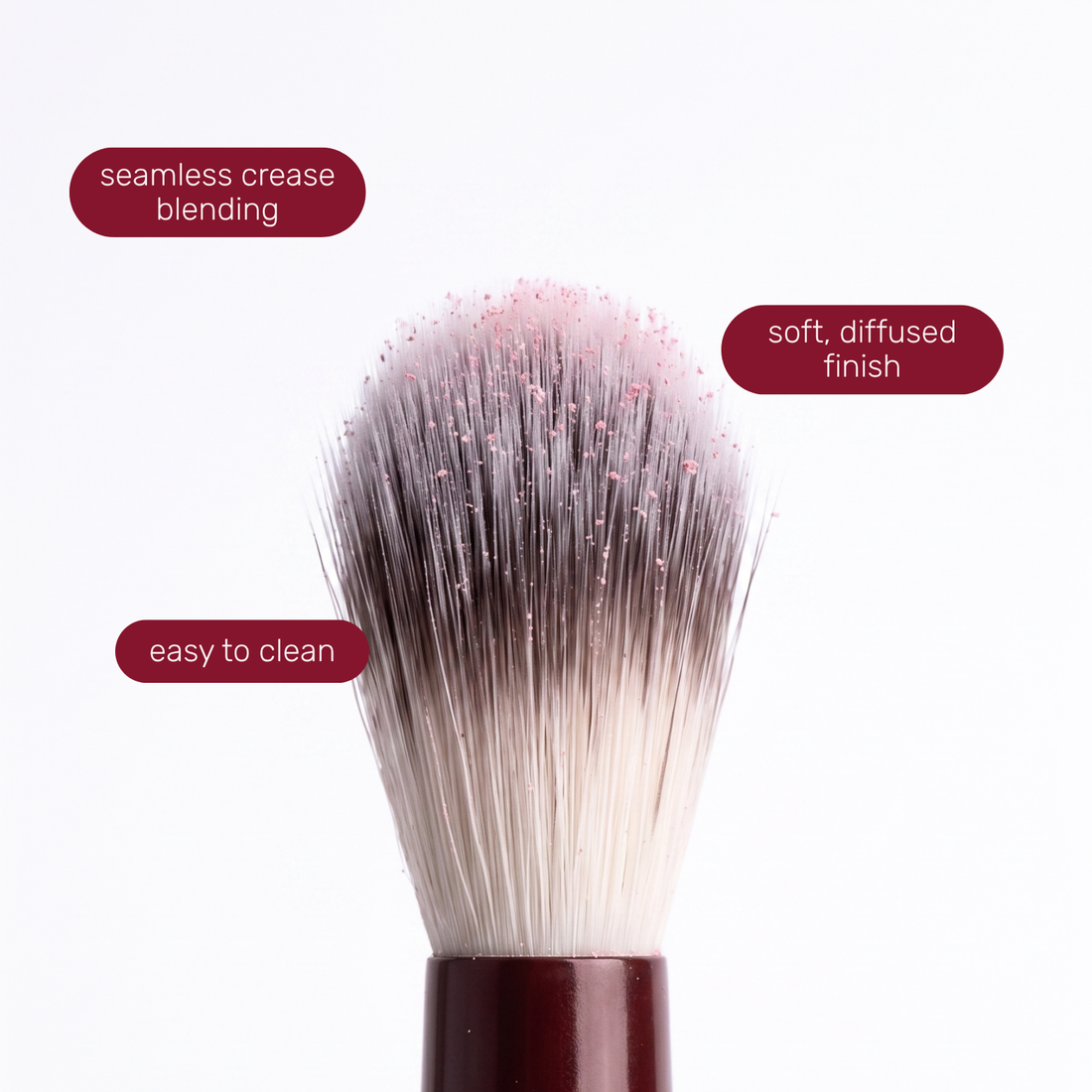 Pinselkopf des Boozyshop Flawless Blended Crease Brush mit Textlabels zur Anwendung