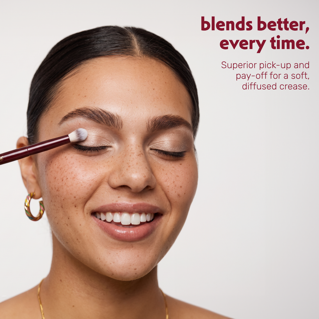 Model verblendet mit dem Boozyshop Flawless Blended Crease Brush Lidschatten in der Lidfalte