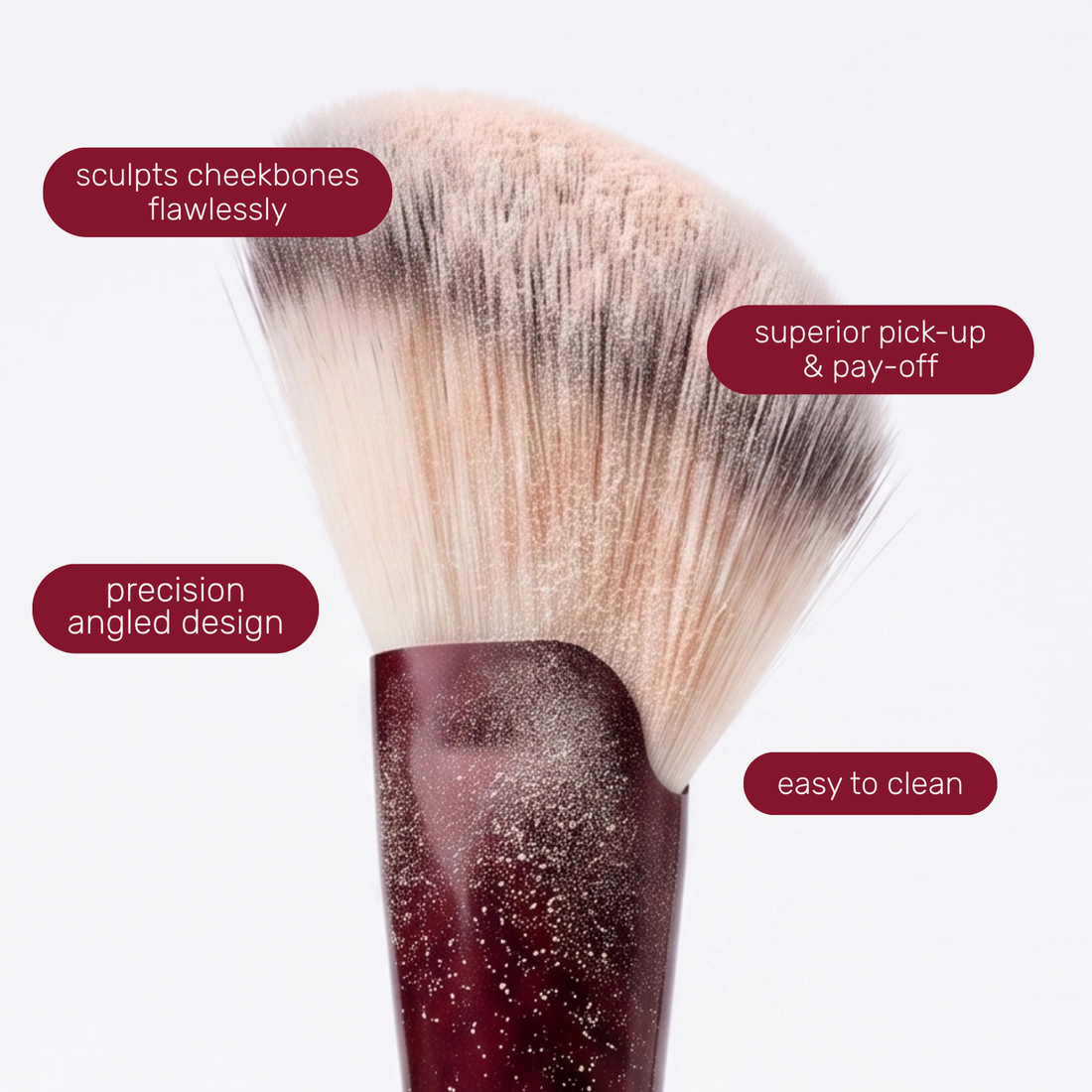 Pinselkopf des Boozyshop Flawless Angled Powder Brush mit Textlabels zur Anwendung