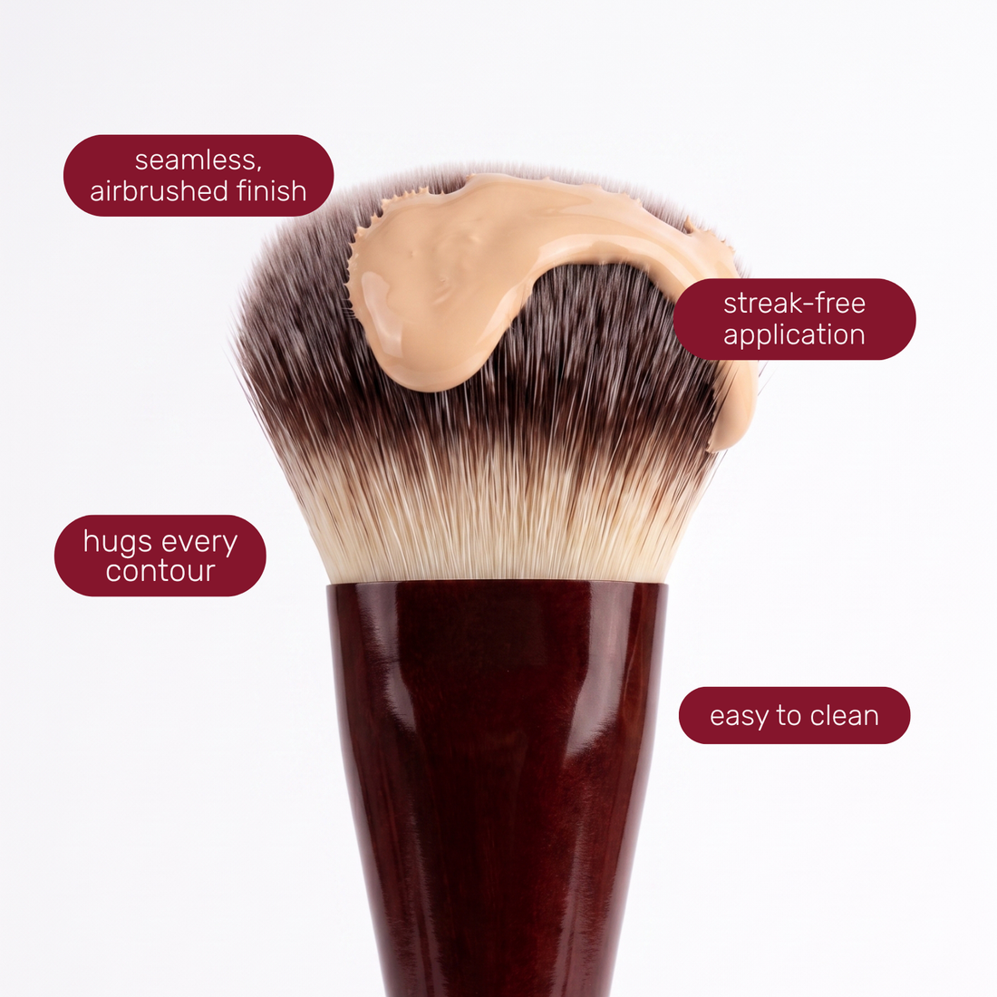 Pinselkopf des Boozyshop Flawless Contoured Foundation Brush mit Textlabels zur Anwendung