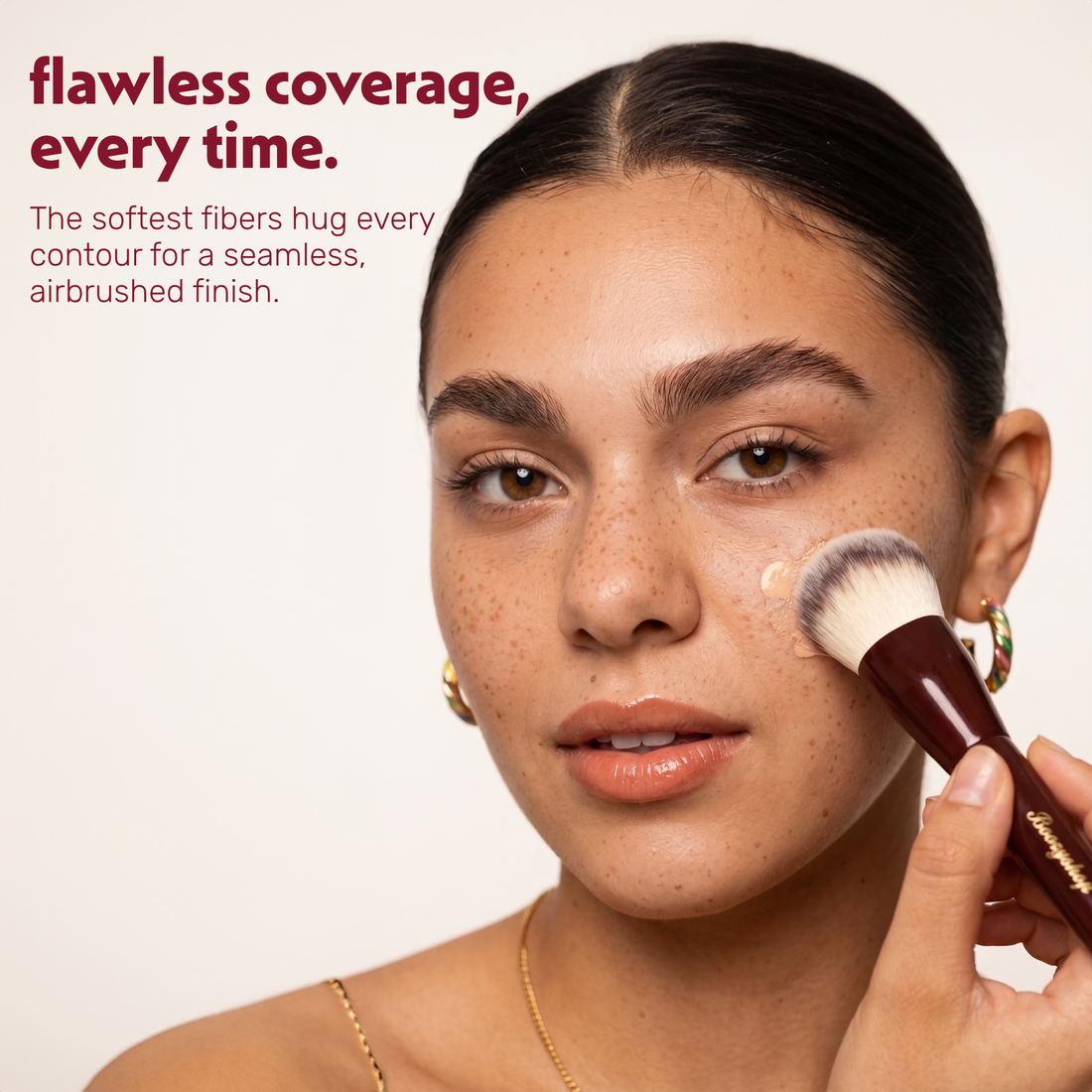 Model trägt mit dem Boozyshop Flawless Contoured Foundation Brush Foundation im Gesicht auf