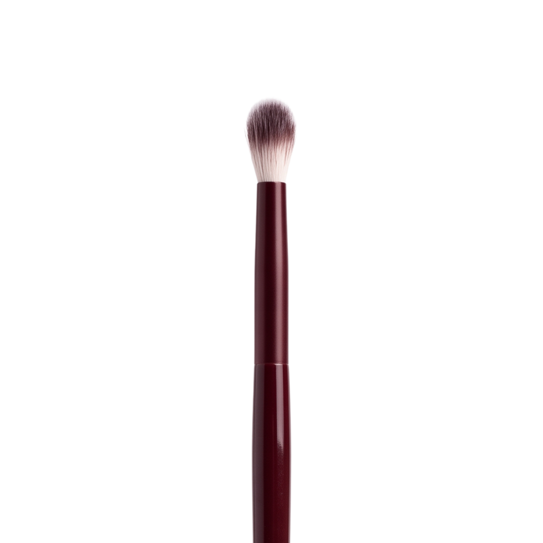 Boozyshop Flawless Defined Crease Brush, Nahaufnahme des Pinselkopfs vor weißem Hintergrund