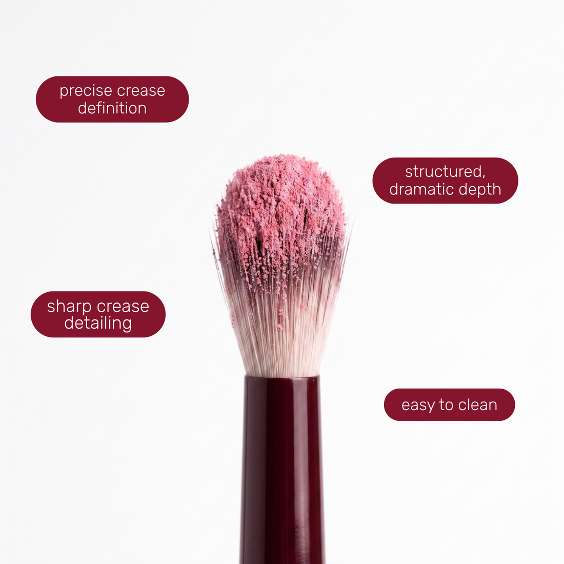 Pinselkopf des Boozyshop Flawless Defined Crease Brush mit Textlabels zur Anwendung