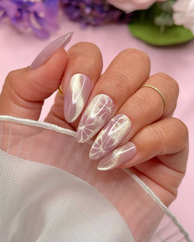 <h2>Cat Eye Nails</h2>