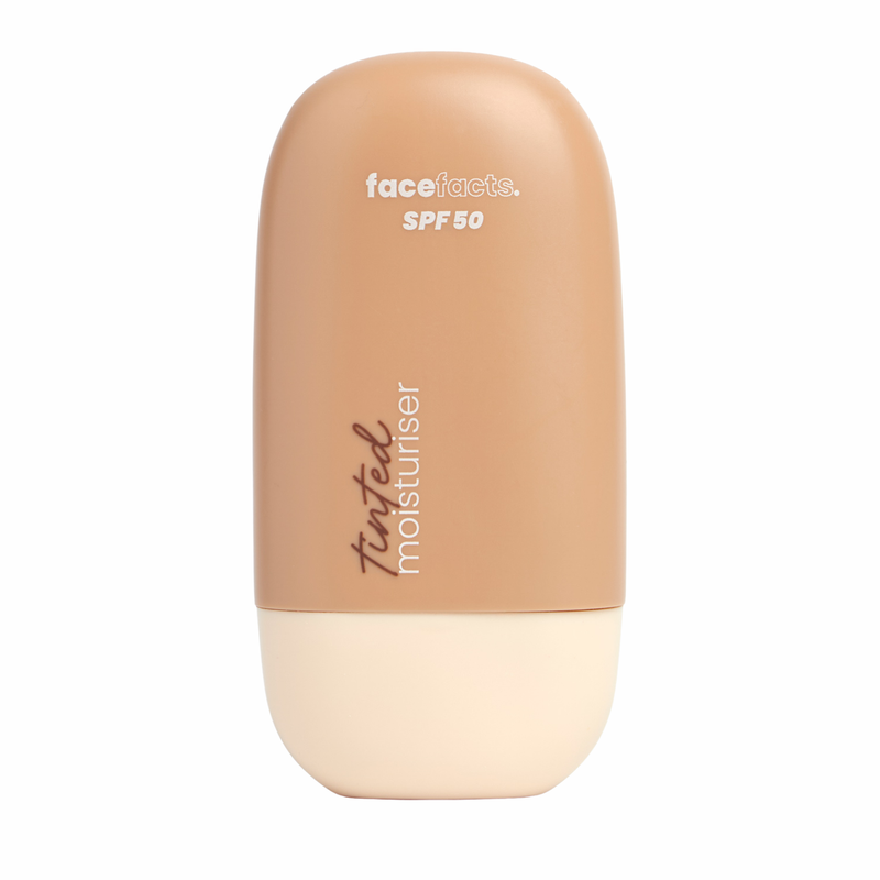 Face Facts SPF 50 Tinted Moisturiser Medium, getinte dagcrème met SPF 50, op model