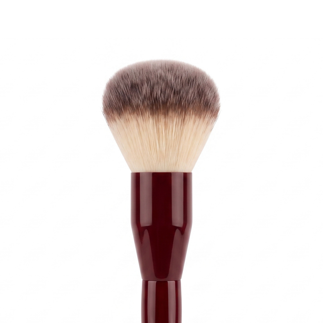 Boozyshop Flawless Powder Brush, Nahaufnahme des Pinselkopfs vor weißem Hintergrund