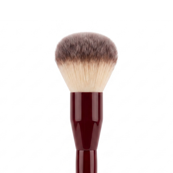 Boozyshop Flawless Powder Brush, Nahaufnahme des Pinselkopfs vor weißem Hintergrund