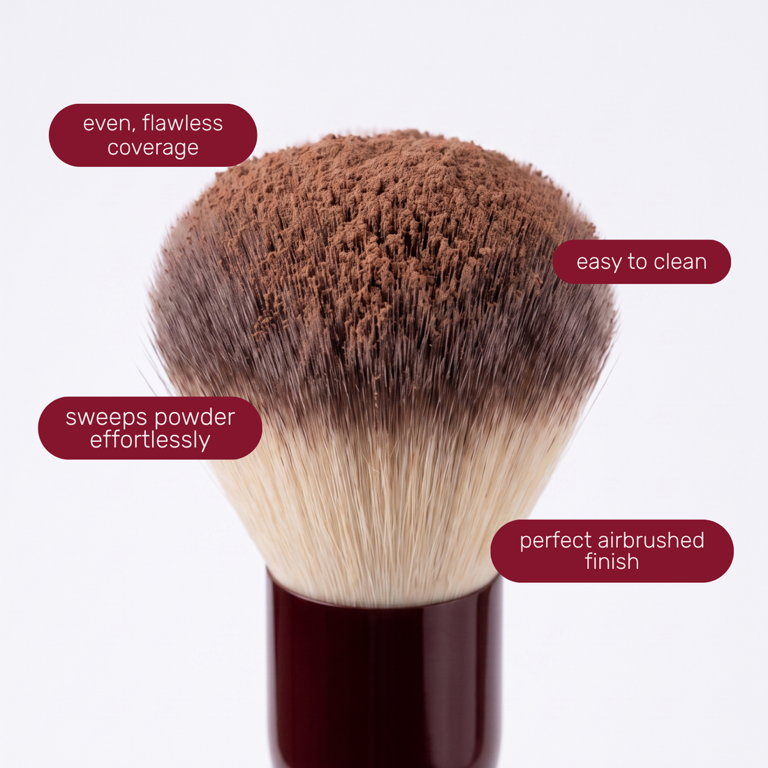 Pinselkopf des Boozyshop Flawless Powder Brush mit Textlabels zur Anwendung