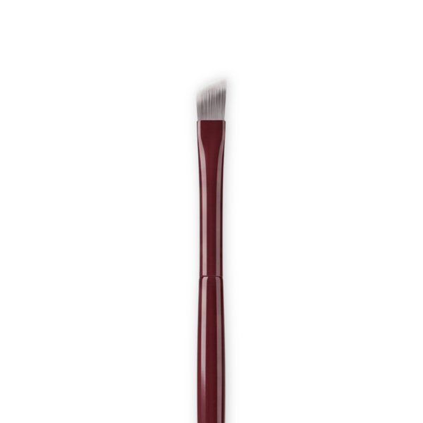 Boozyshop Flawless Precision Angle Eye Brush, Nahaufnahme des schrägen Pinselkopfs vor weißem Hintergrund