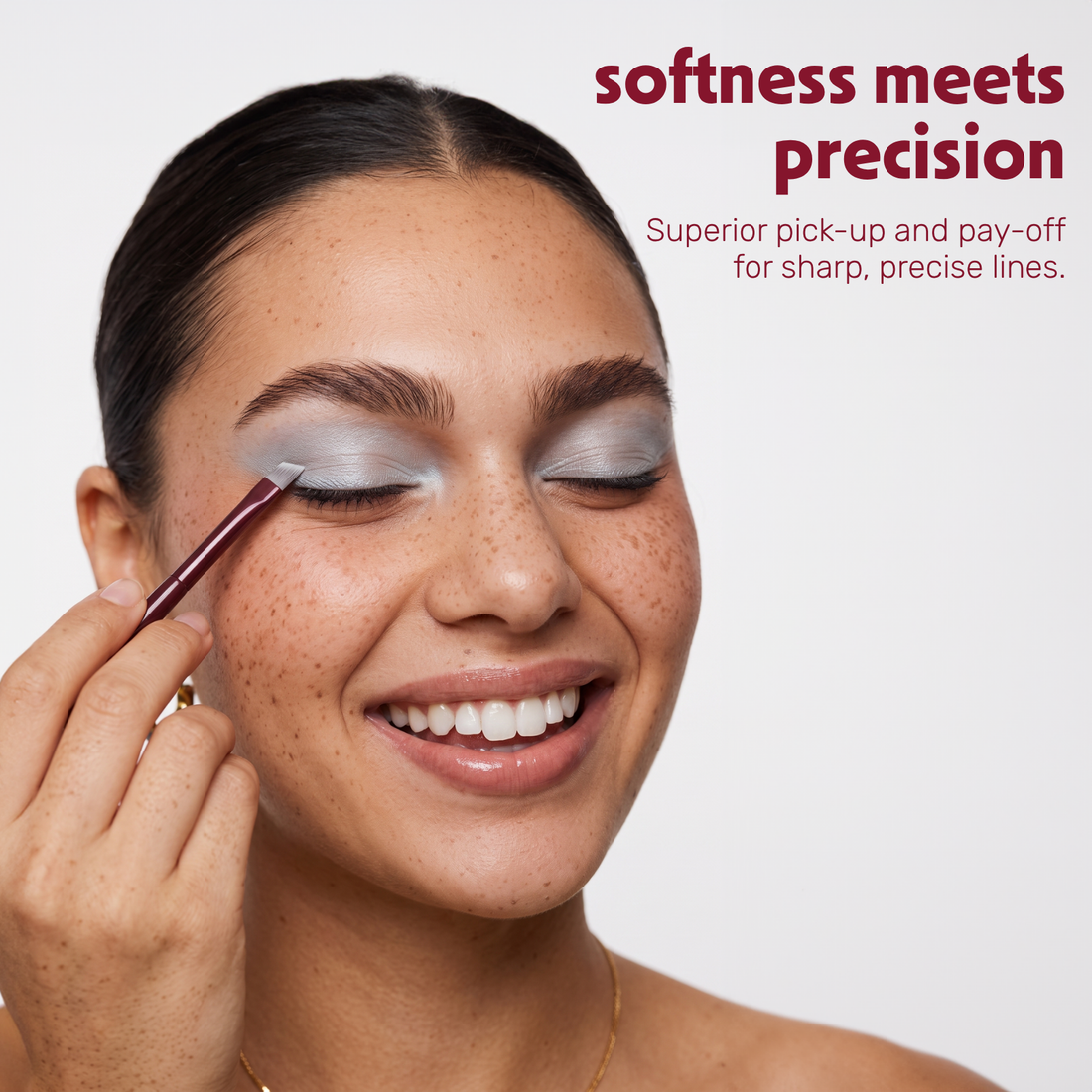Model trägt mit dem Boozyshop Flawless Precision Angle Eye Brush Augen-Make-up auf