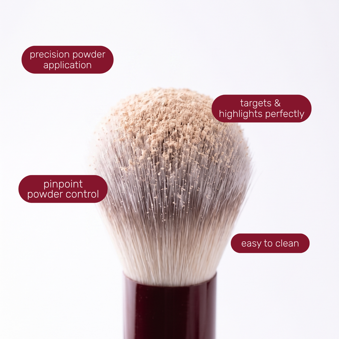 Pinselkopf des Boozyshop Flawless Precision Powder Brush mit Textlabels zur Anwendung