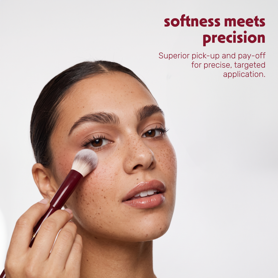 Model trägt mit dem Boozyshop Flawless Precision Powder Brush Puder im Gesicht auf