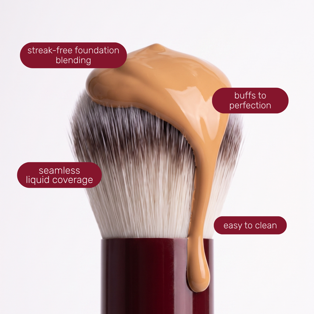 Pinselkopf des Boozyshop Flawless Round Foundation Brush mit Textlabels zur Anwendung