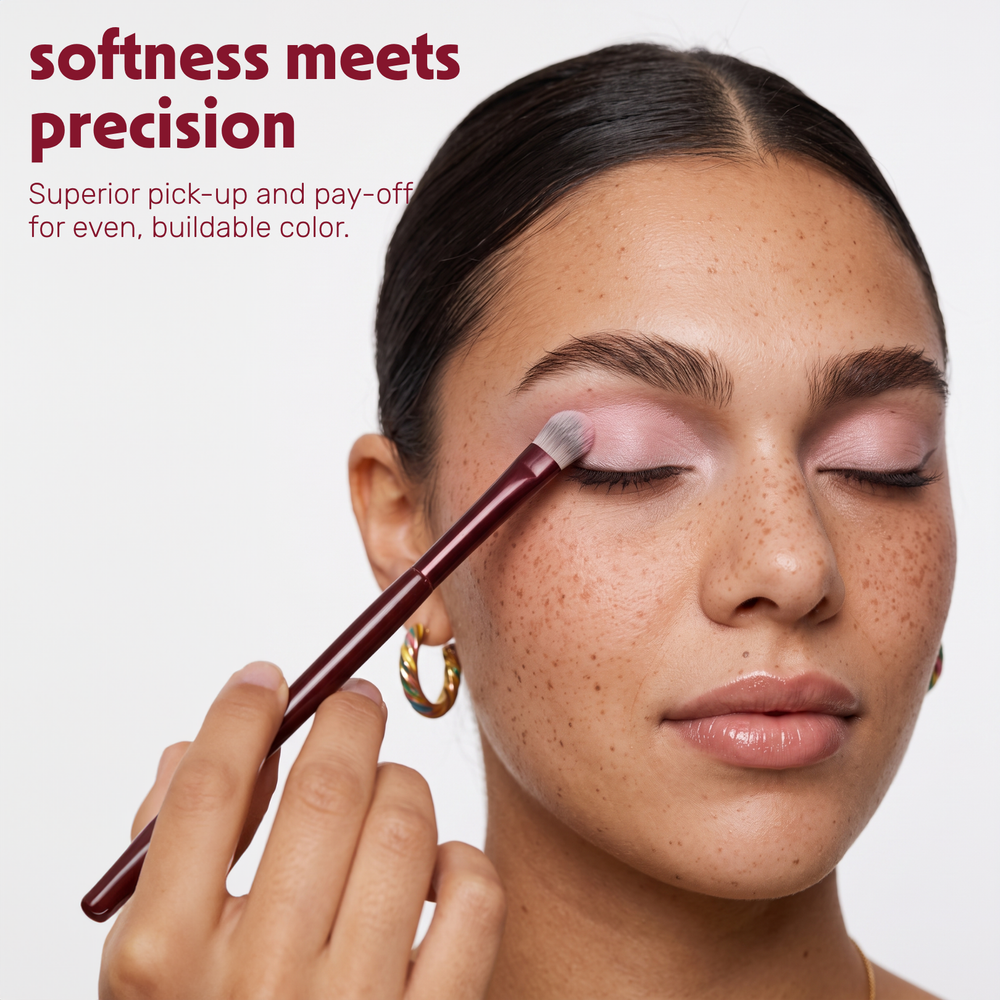 Model trägt mit dem Boozyshop Flawless Shader Brush Lidschatten auf dem Lid auf