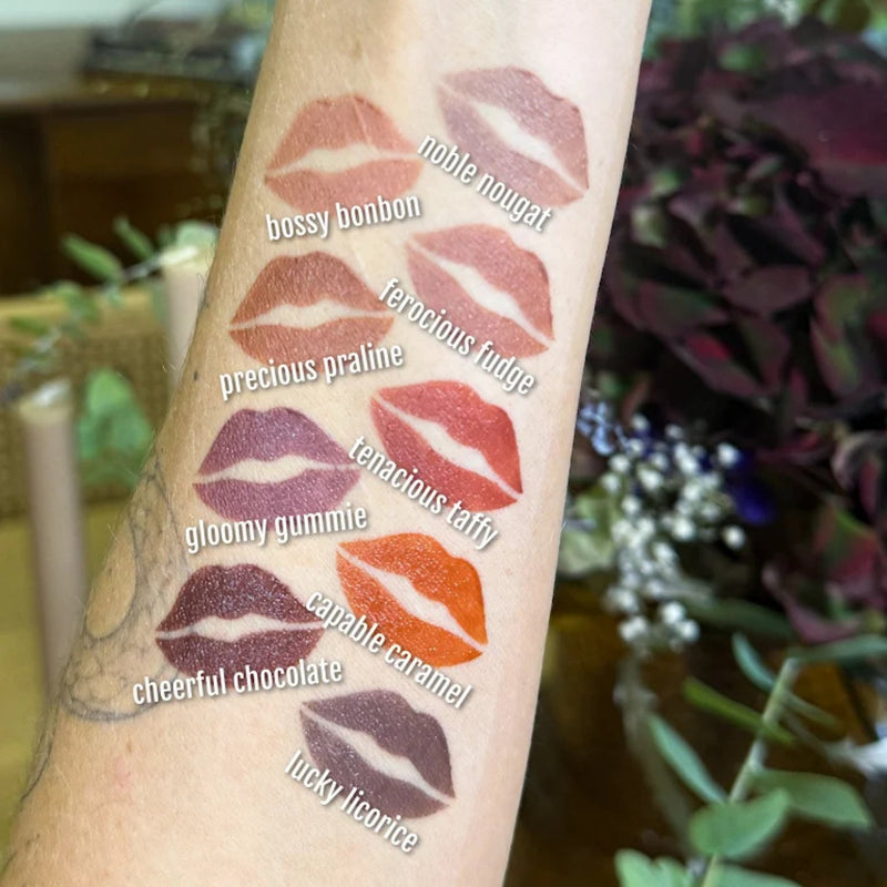 Singe Beauty Evocative Lip Fluff Tenacious Taffy, moussey matte liquid lipstick in bruine tint, foto 2 van 2