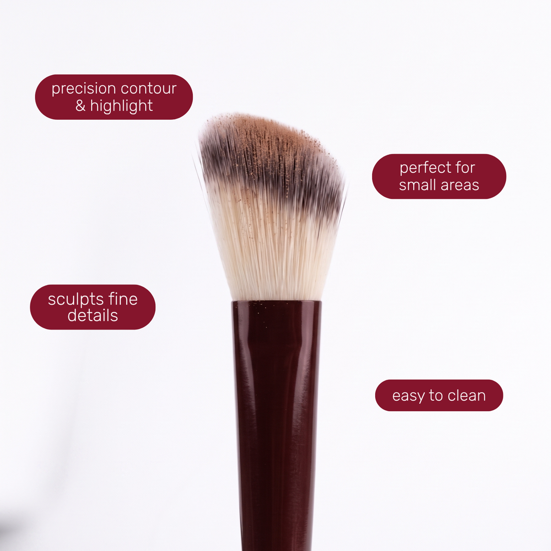 Pinselkopf des Boozyshop Flawless Small Angle Face Brush mit Textlabels zur Anwendung