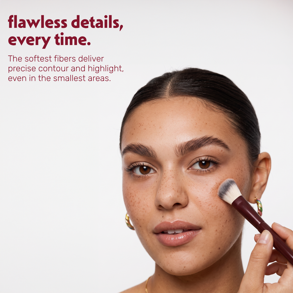 Model trägt mit dem Boozyshop Flawless Small Angle Face Brush Contour auf die Wange auf