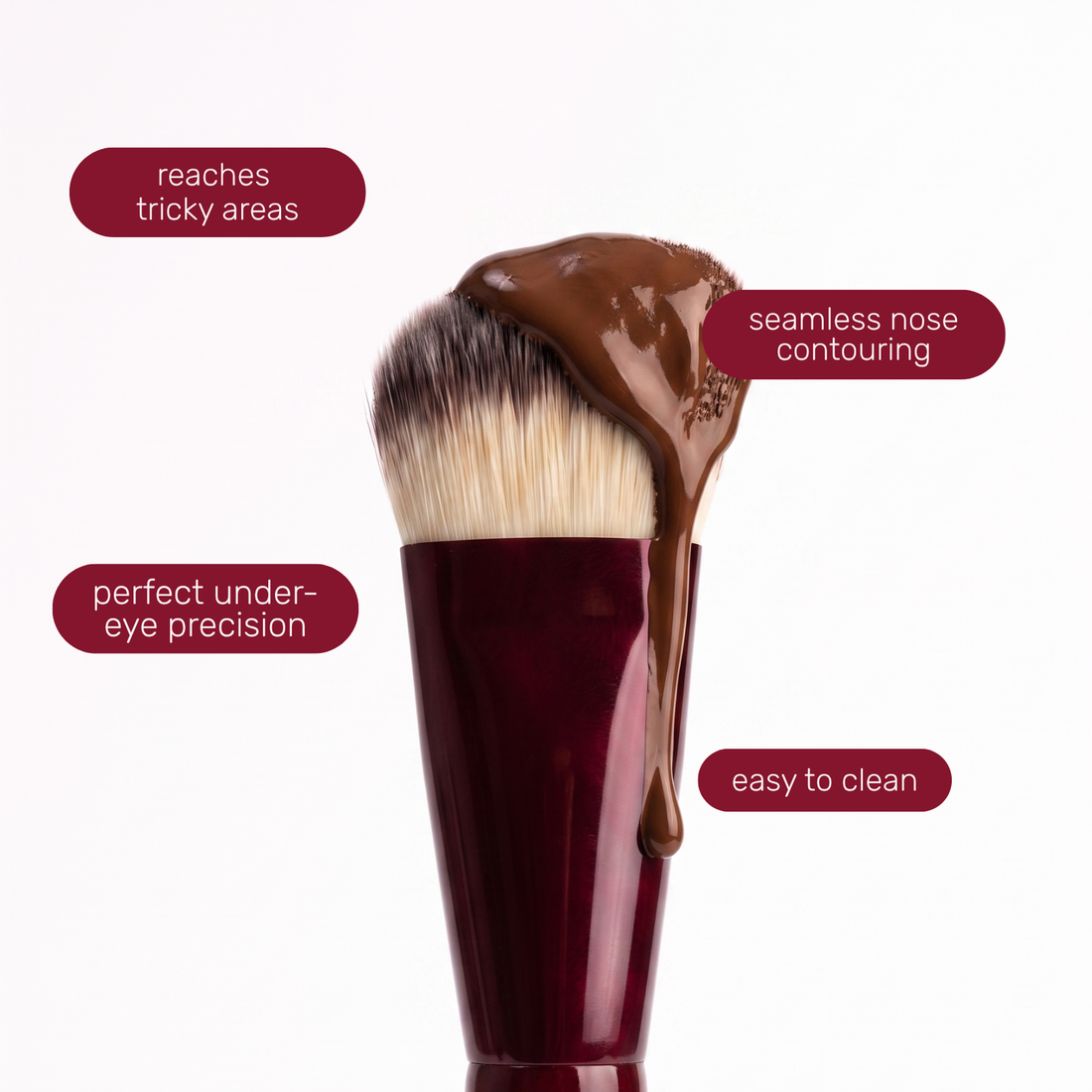 Pinselkopf des Boozyshop Flawless Small Contoured Foundation Brush mit Textlabels zur Anwendung