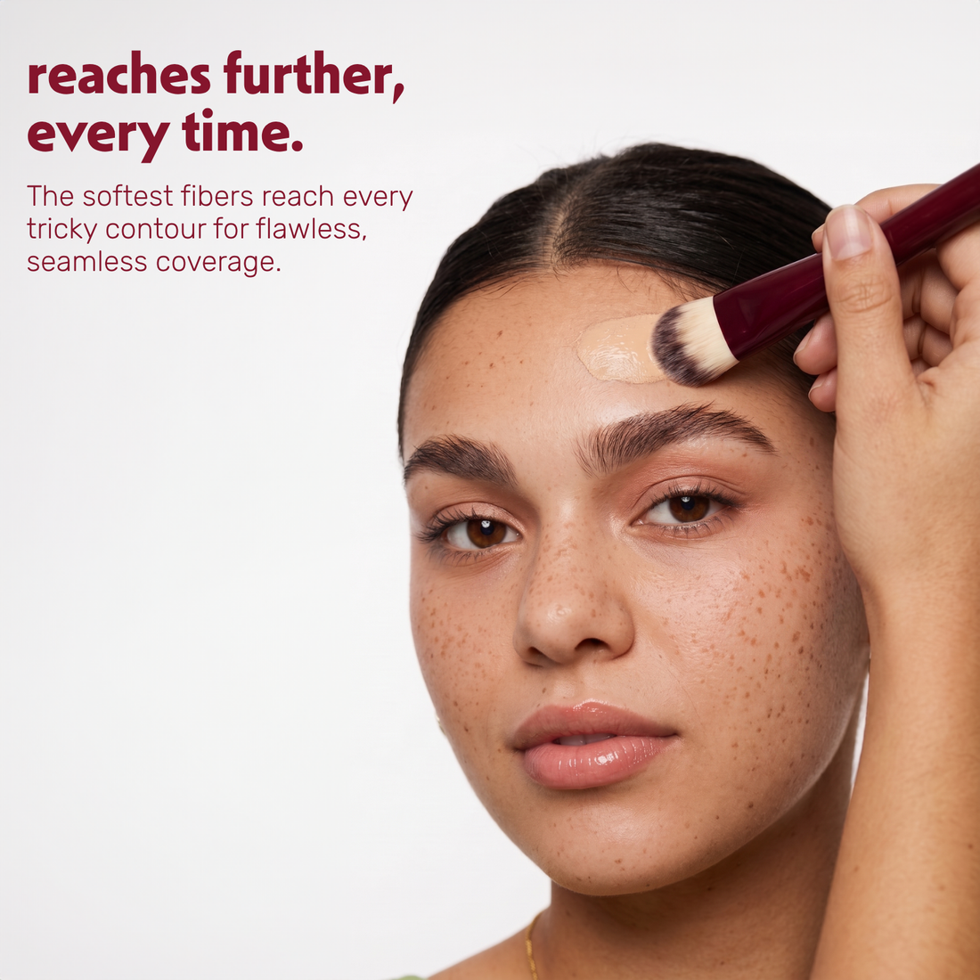 Model trägt mit dem Boozyshop Flawless Small Contoured Foundation Brush Foundation im Gesicht auf